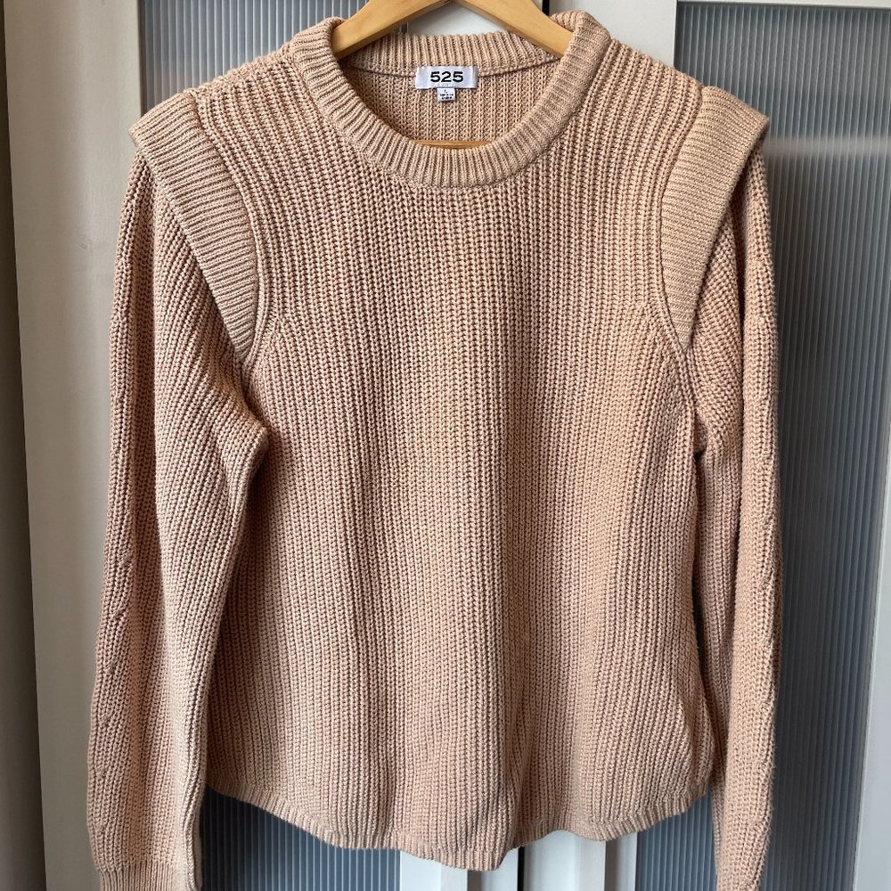 Cozy sweater with structured shoulder detail, size L